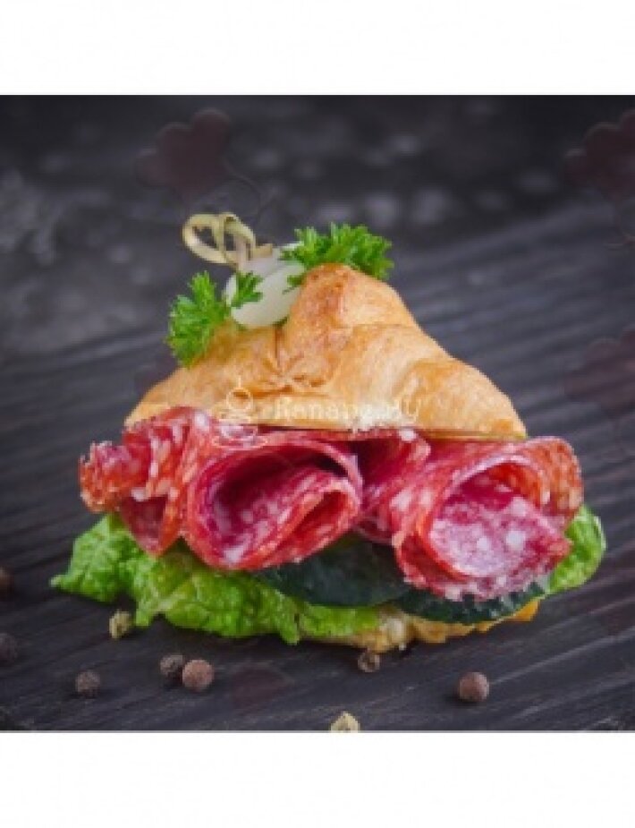 Сэндвич-Круассан с салями