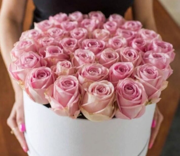 Шляпная коробка из 25 нежных роз