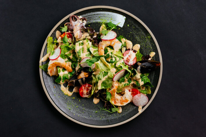 Салат с чукой и морепродуктами