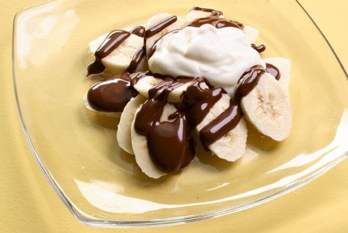 Булочка с шоколадно-банановой начинкой