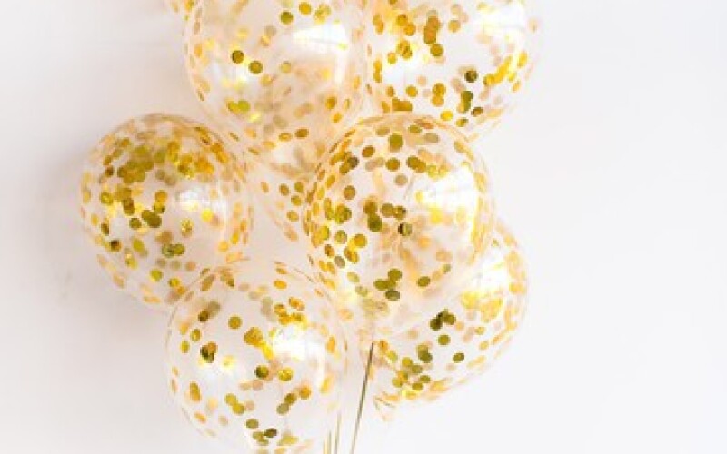 Связка из прозрачных шаров с конфетти