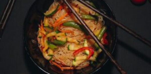 Лапша рисовая с овощами