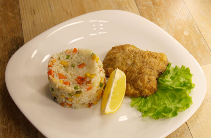 Филе белой рыбы с рисом и овощами