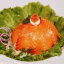 Салат из лосося с красной икрой и перепелиным яйцом