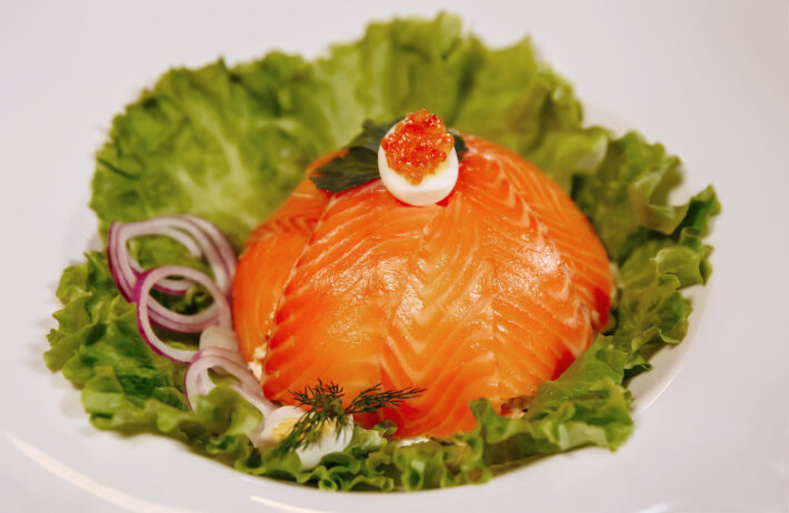 Салат из лосося с красной икрой и перепелиным яйцом
