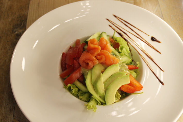 Лёгкий салат с сёмгой и авокадо