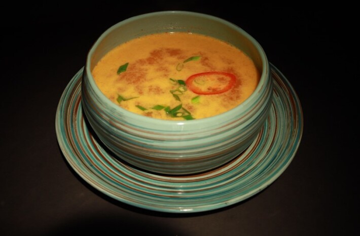 Томатный суп с карри и пастой «Кимчи»
