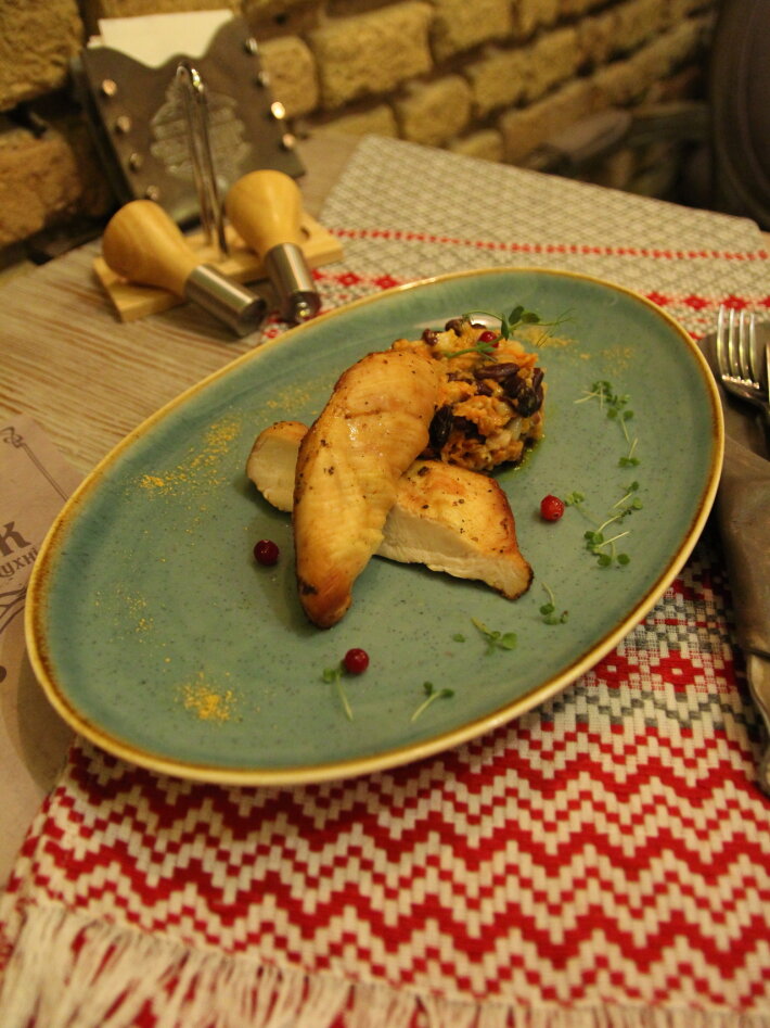 «Квасолиха» с фасолью, жареной грудинкой, пассерованным луком и морковью в сметано-йогуртовом соусе и сочным куриным филе