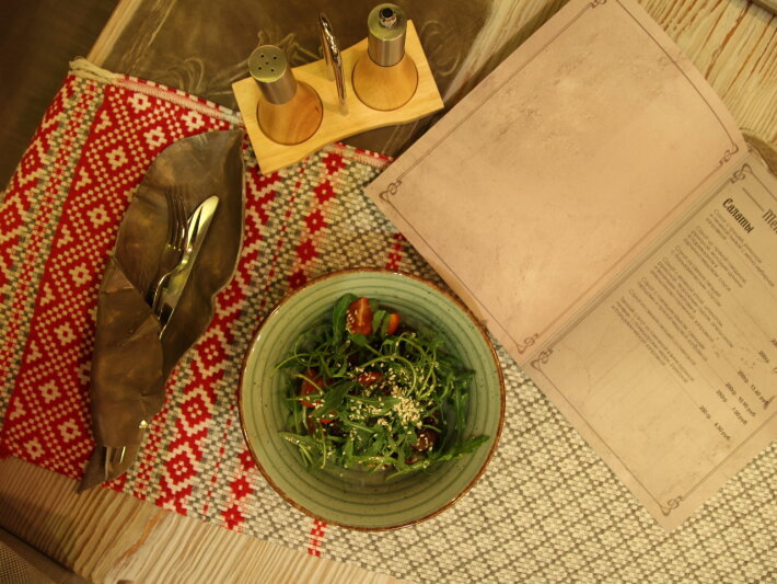 Тёплый салат из томленой в вине куриной
печени, с помидорами черри и
бальзамической заправкой