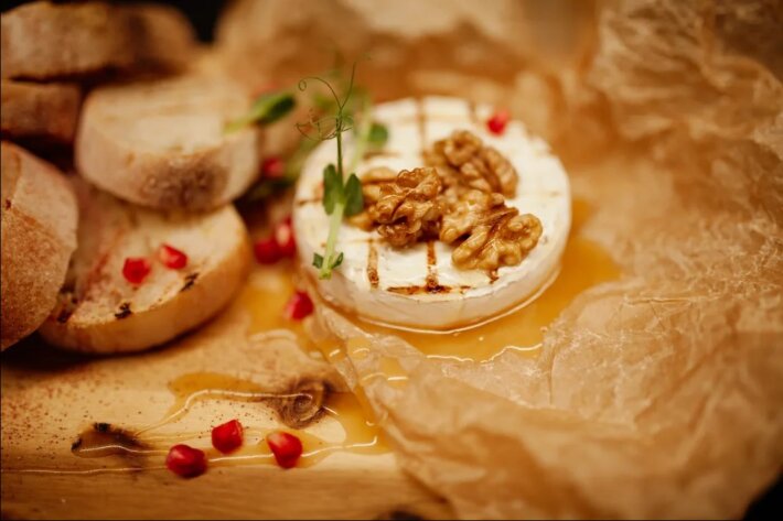Запечённый сыр «Камамбер» с грецким орехом и медовой заправкой
