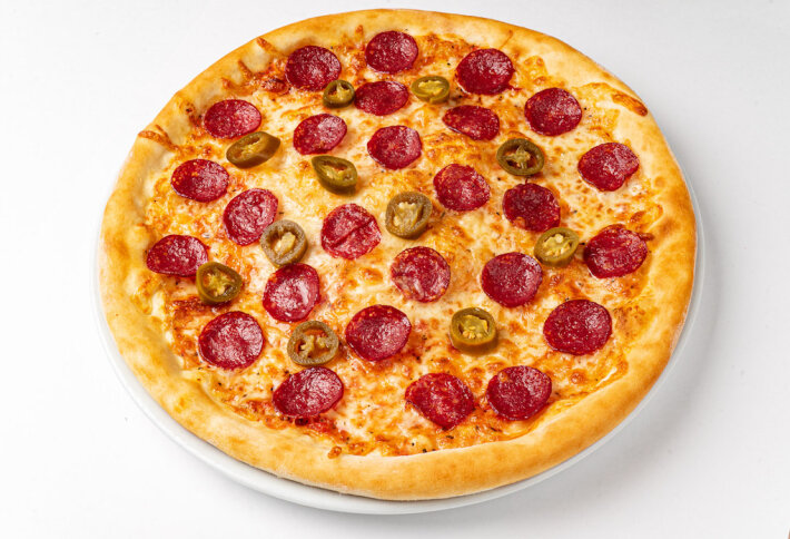 Пицца «Пеперони с халапеньо» на пышном тесте