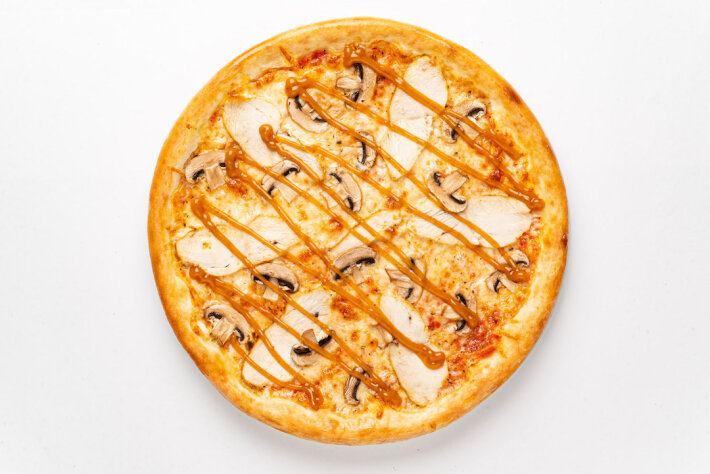 Пицца «Цыплёнок» с грибами и соусом «Карри» на пышном тесте