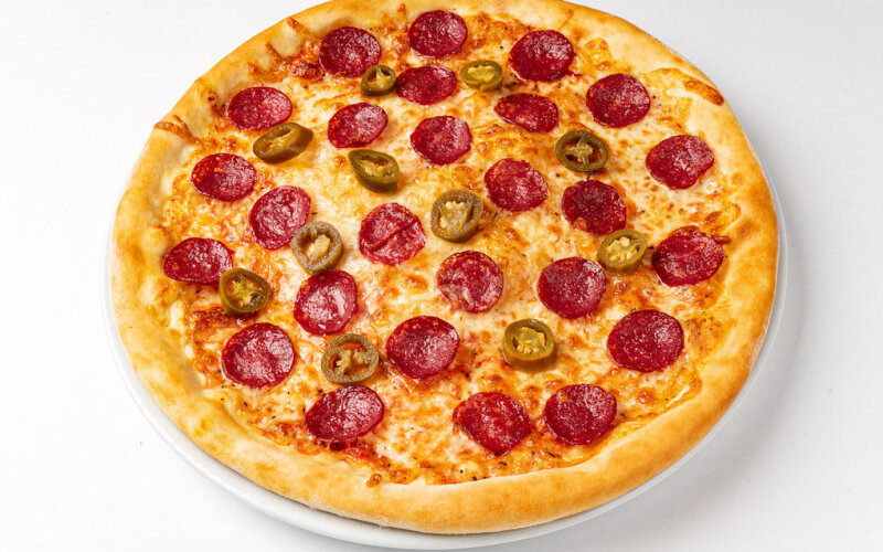 Пицца «Пеперони с халапеньо» на пышном тесте