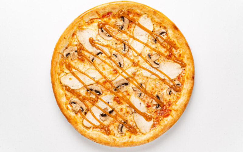 Пицца «Цыплёнок» с грибами и соусом «Карри»