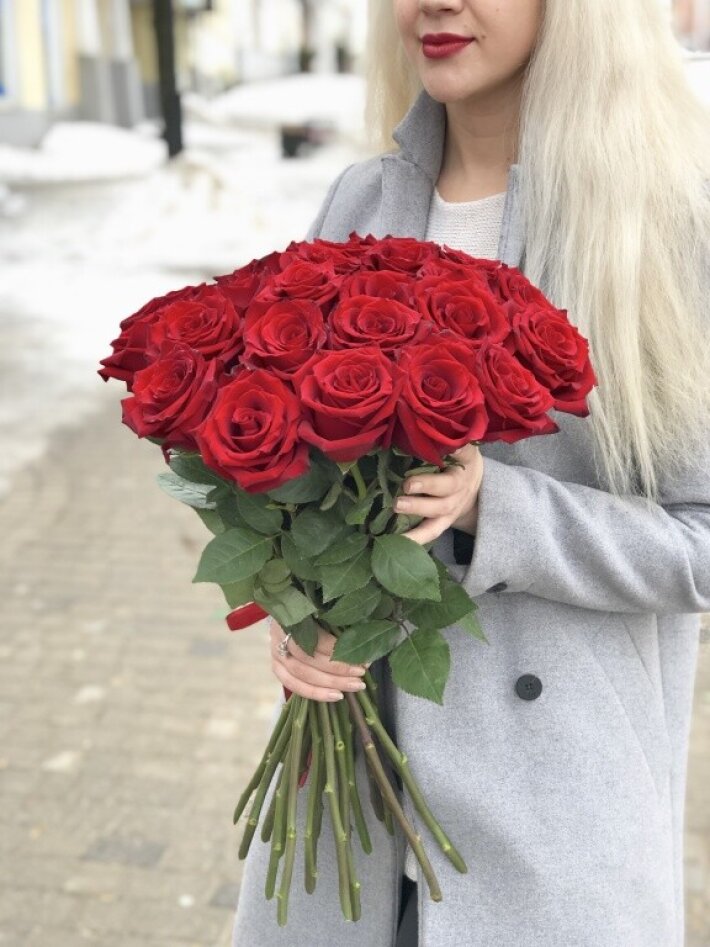 25 красных роз (60 см)