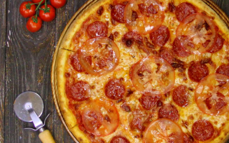 Пицца «Пепперони с помидором»