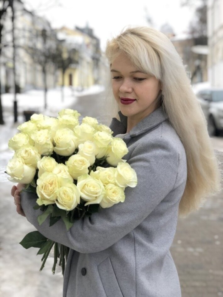 25 белых роз (60 см)