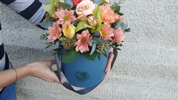 Коробка с цветами орхидея в цвет