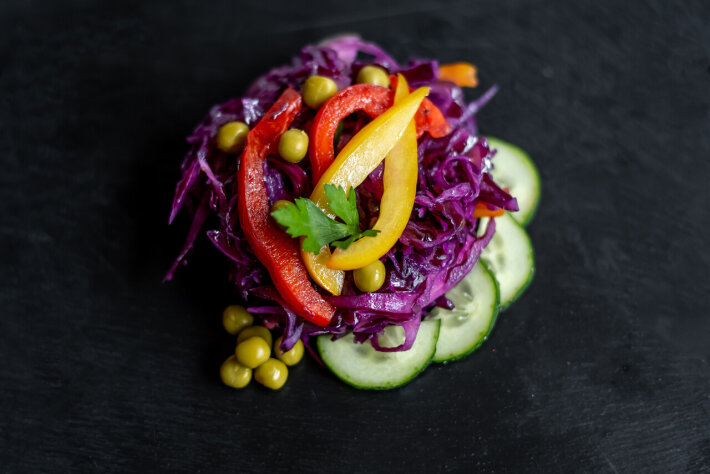 Салат из краснокочанной капусты с овощами