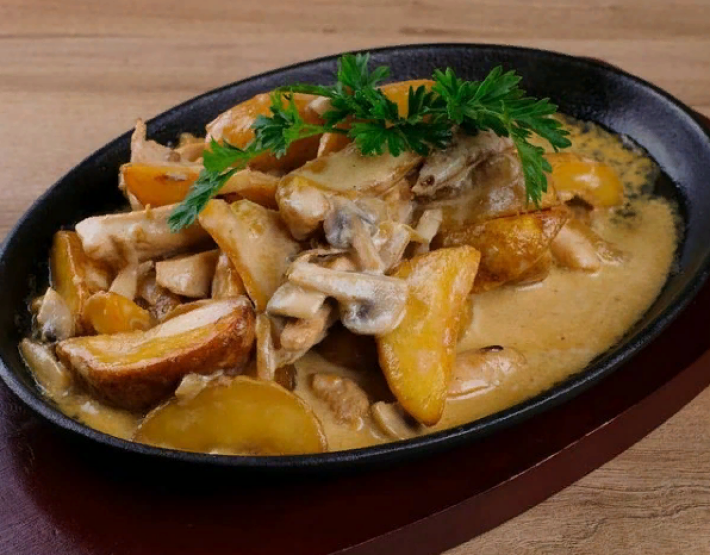 Сковорода с курицей, картофелем и грибами