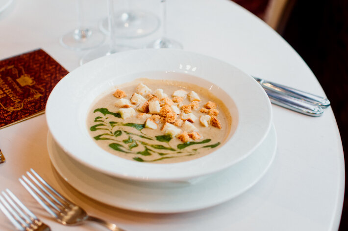 Крем-суп из белых грибов с соусом «Песто» и гренками