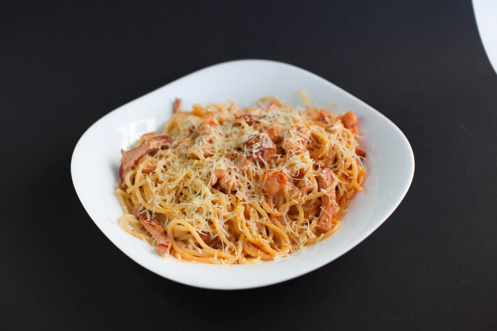 Спагетти с ветчиной и креветками