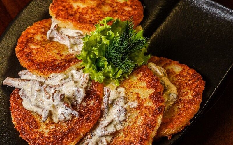 Драники с шампиньонами, тушенными в сметане