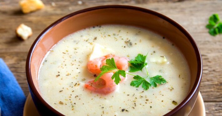 Суп из сыра «Моцарелла», красной рыбы и зелени