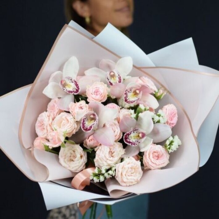 Сборный букет из орхидей и роз