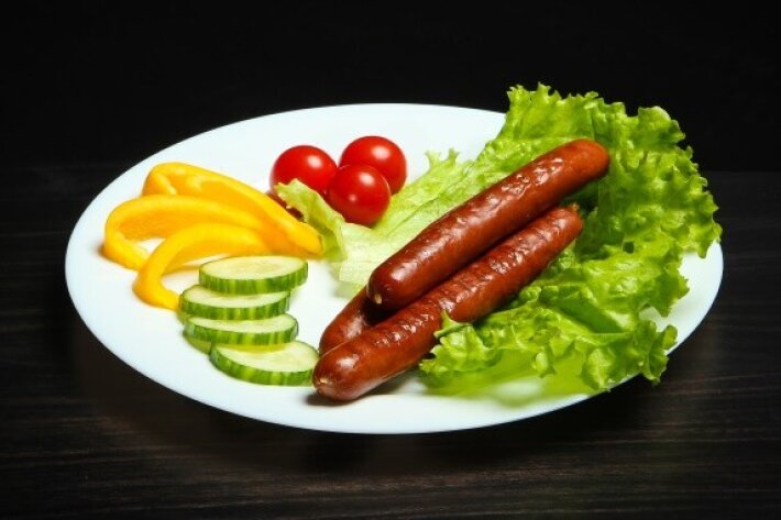 Колбаски гриль с овощами