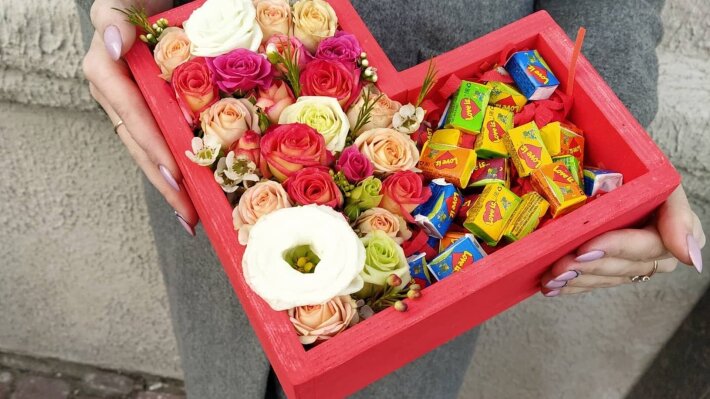 Ящик с цветами и сладостями «Радость»