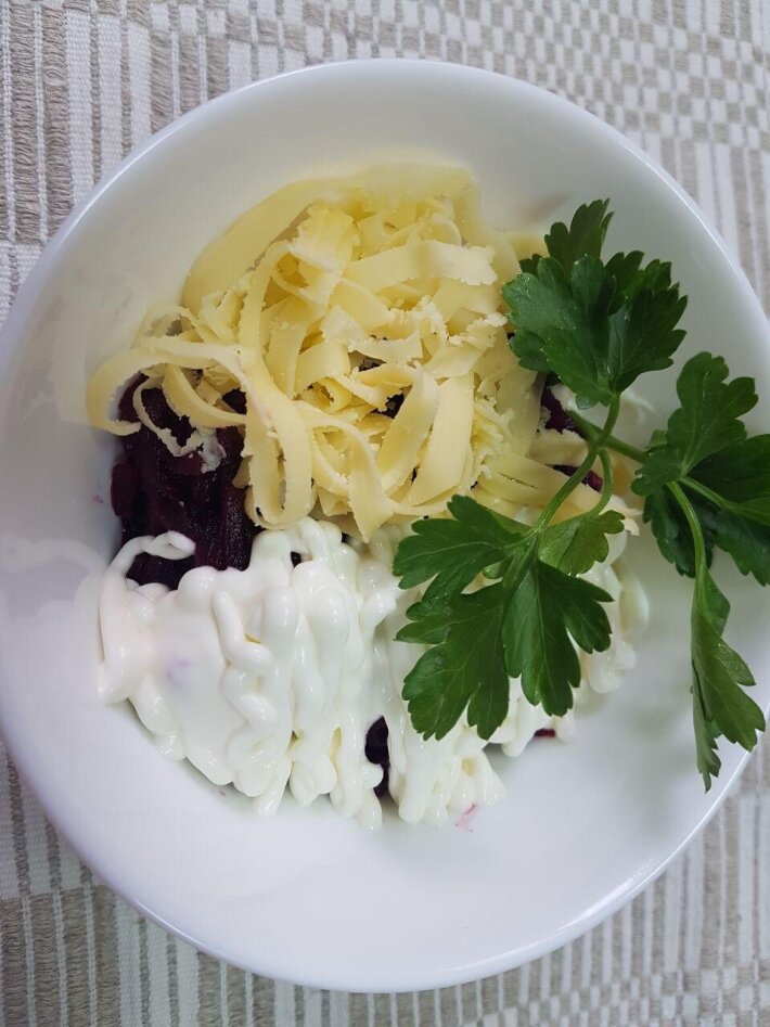 Салат из свёклы с сыром и чесноком