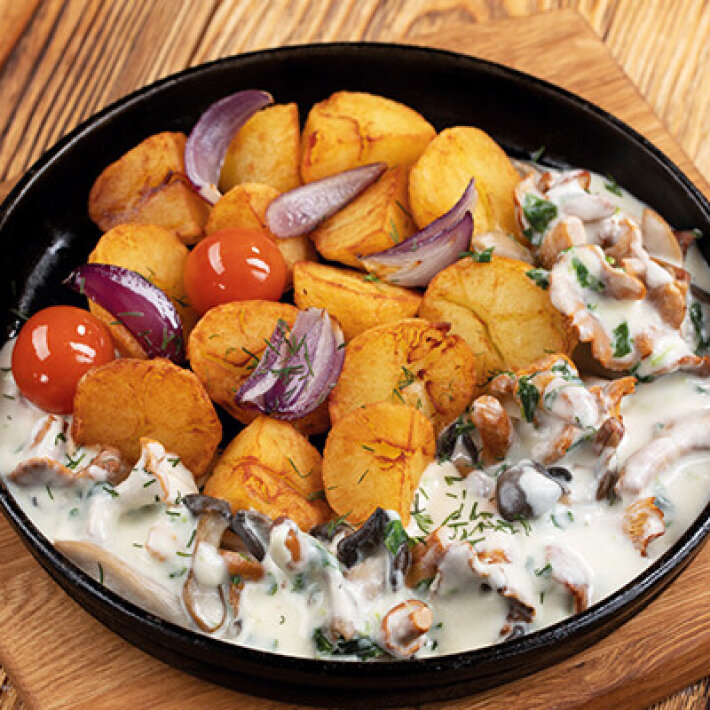 Жареный картофель с лисичками и вёшенками в сметанном соусе