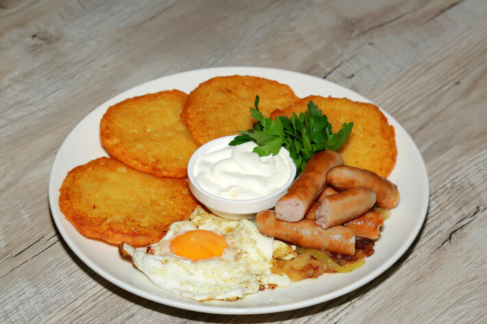 Драники из картофеля с колбасками «По-баварски»