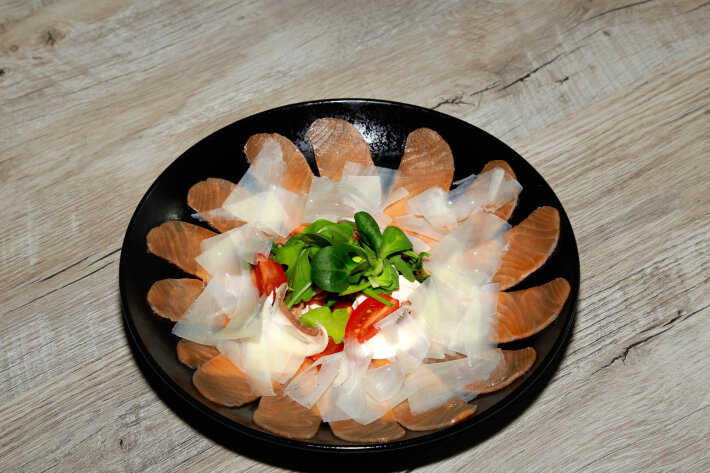 Карпаччо из лосося под сыром «Пармезан»