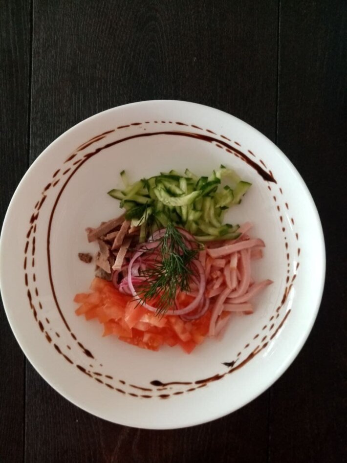 Салат овощной со свининой и ветчиной «Папараць-кветка»