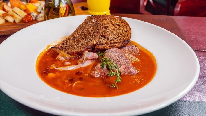Немецкий томатный суп с колбасками