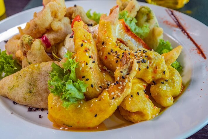 Тарелка с морепродуктами в темпуре с соусом «Тартар»