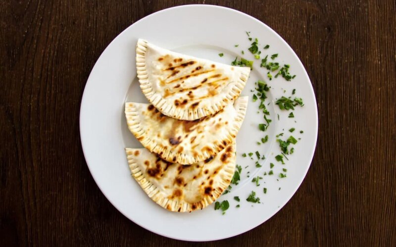 Кутаб с начинкой из сыра, яйца и зелени