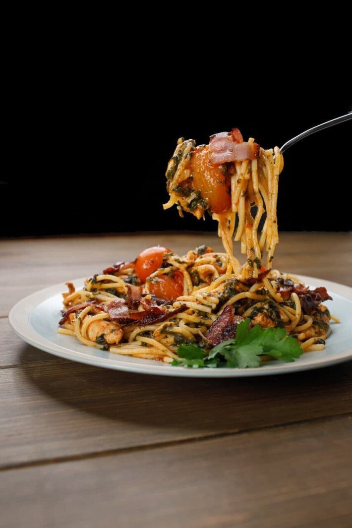 Куриные спагетти с пряными колбасками и чипсами из бекона