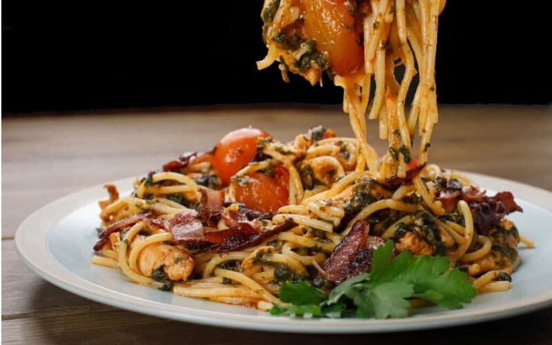 Куриные спагетти с пряными колбасками и чипсами из бекона