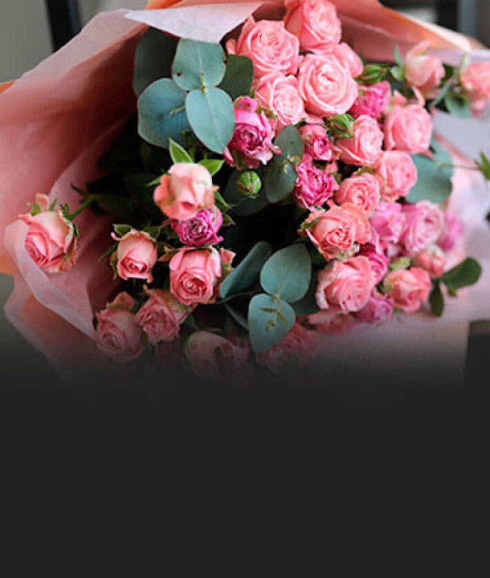 Букет из пионовидных и 9 кустовых роз сорта «Bombastic»