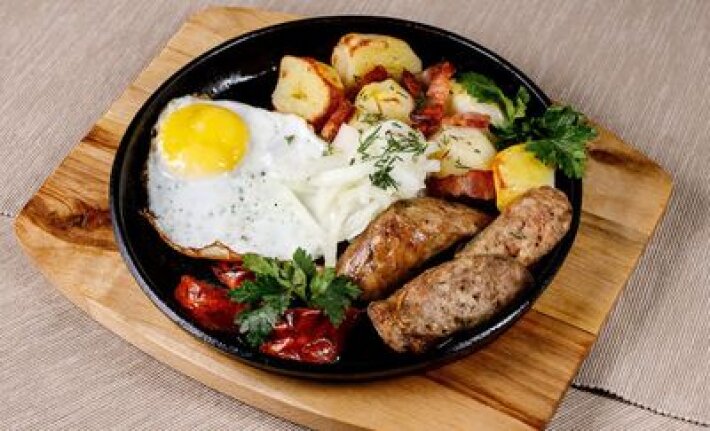 Деревенская сковородка с картофелем, яйцом,маринованным лучком и томатами