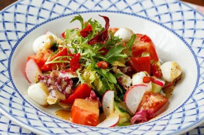 Баварский овощной салат с кальмаром