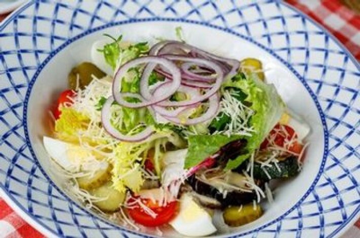 Салат с овощами гриль и ростбифом