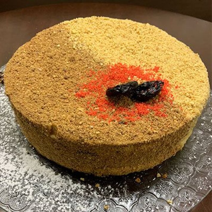 Торт Медовик с черносливом