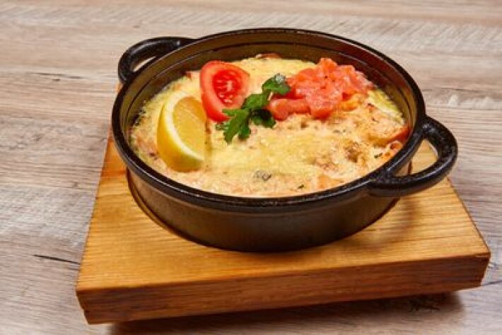 Семга По-царски, запеченная в сливочном соусе со шпинатом, томатом, луком, сыром и яйцом.