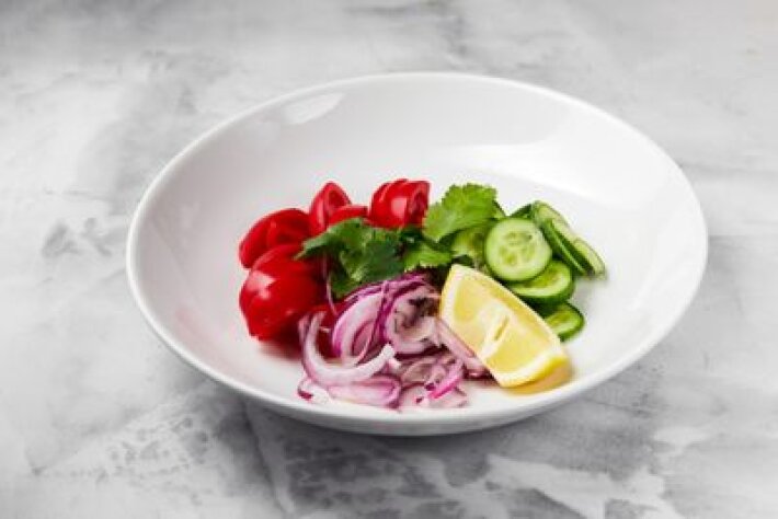 Салат из узбекских томатов, азербайджанских огурцов и мадерский лук