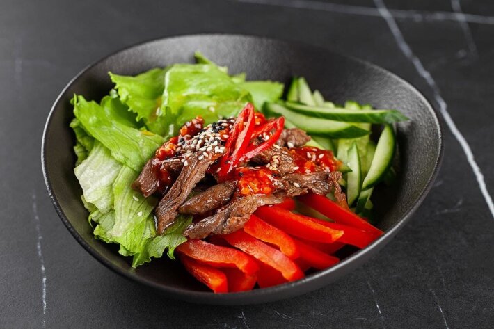 Тёплый салат «Тайский» с говядиной