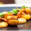 Картофель с жареными грибами и луком
